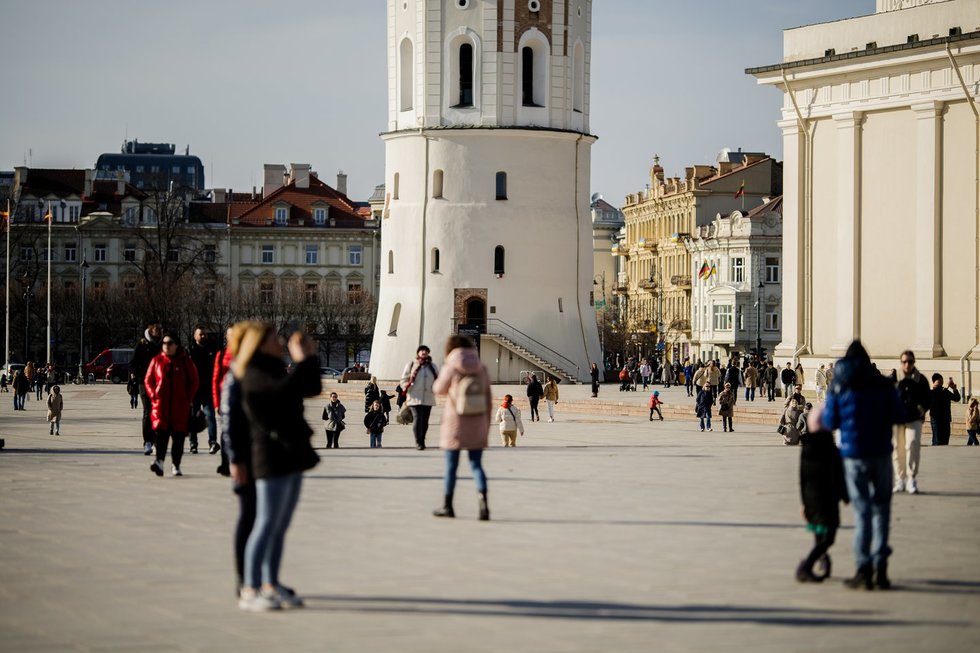 Žmonės mėgaujasi atėjusiu pavasariu (nuotr. ELTA) (nuotr. Josvydo Elinsko)