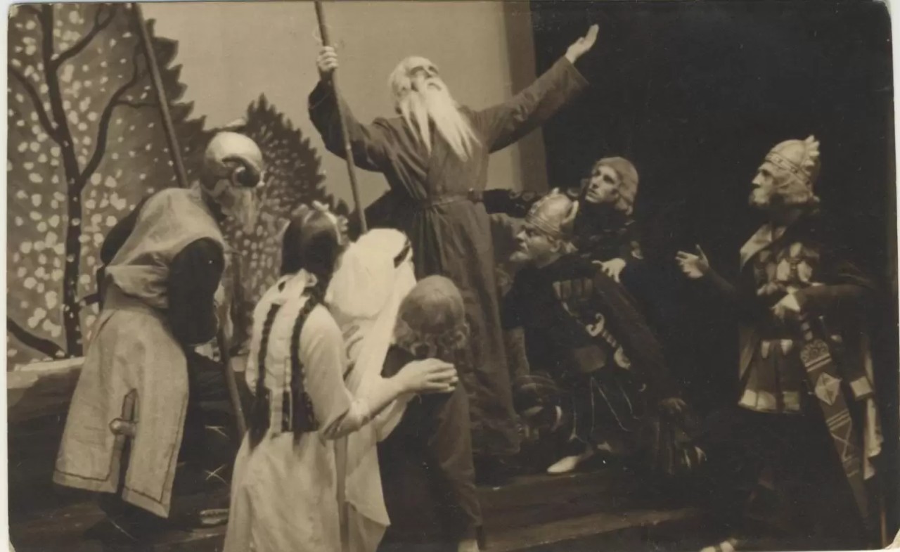V. Krėvės-Mickevičiaus dramos Skirgaila pristatymas Klaipėdos dramos teatre 1936 metais. Maironio lietuvių literatūros muziejaus nuotrauka