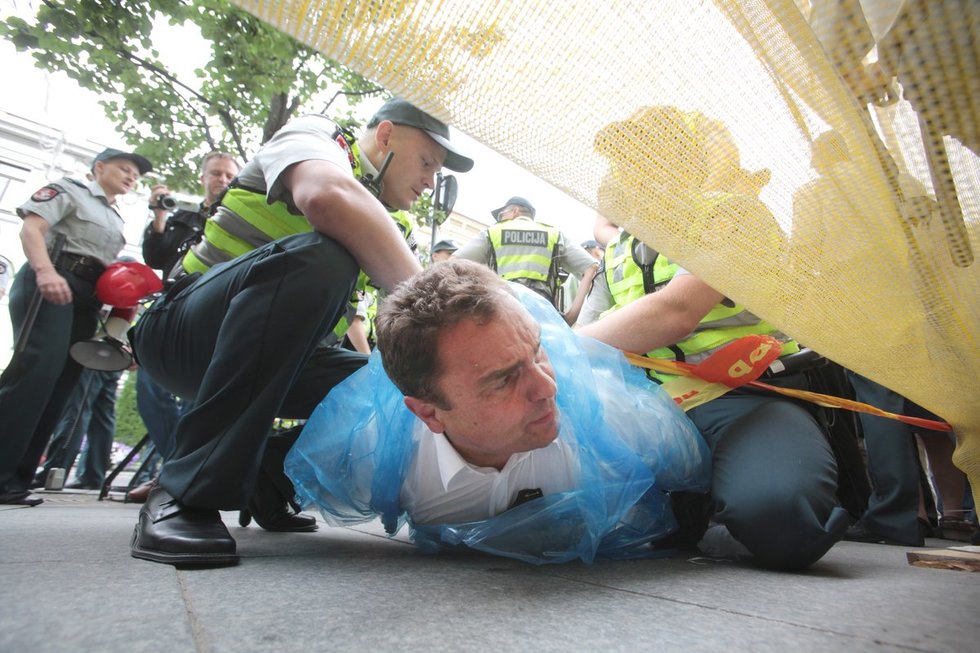 Petras Gražulis sulaikomas LGBT eitynių metu (nuotr. BFL)