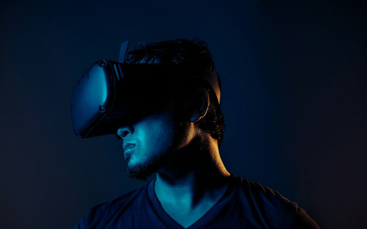 Virtuali realybė Virtuali realybė vis dažniau tampa patrauklesne už realų vaizdą. Minho Phamo/Unsplash nuotrauka