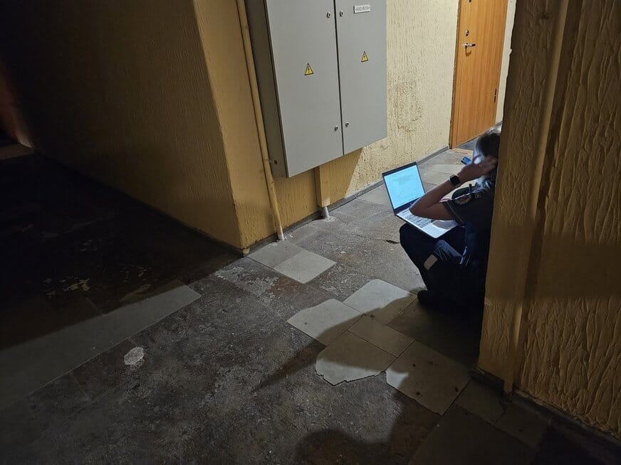 Vaizdai iš įvykio vietos, kur sulaikyta 6-metį galimai pagrobusi moteris: pasitelktos gausios policijos pajėgos Vaizdai iš įvykio vietos, kur sulaikyta 6-metį galimai pagrobusi moteris: pasitelktos gausios policijos pajėgos