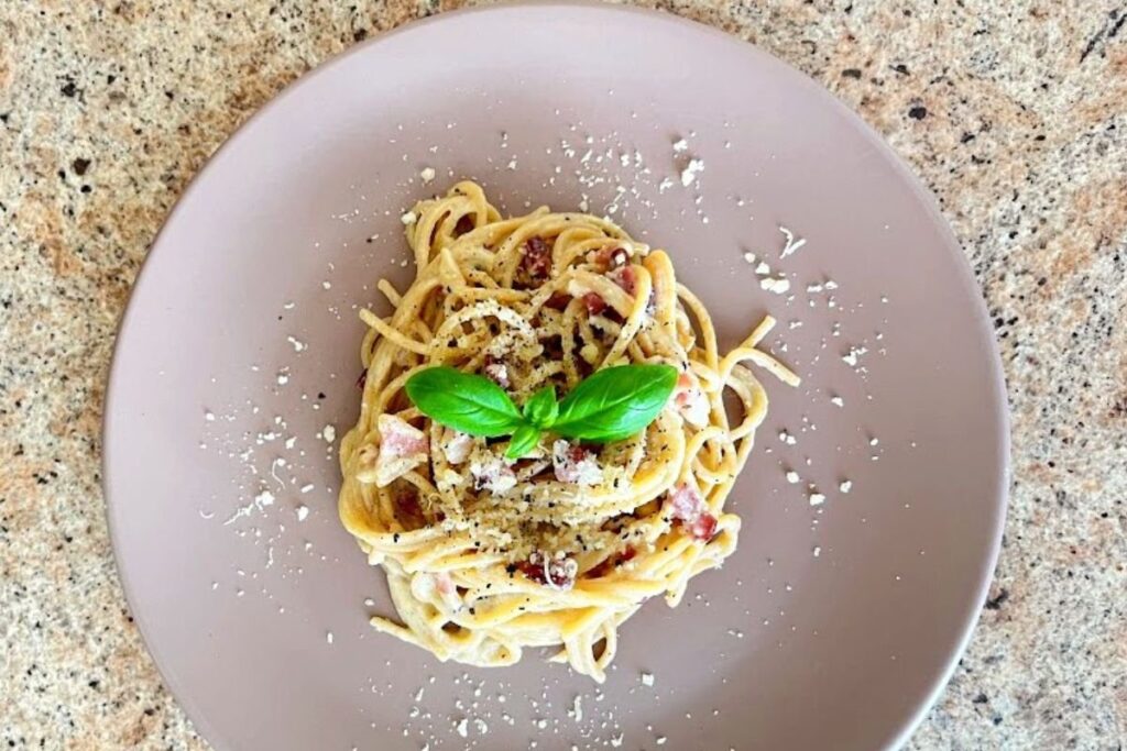 Pasta Carbonara: makaronai su Džiugo sūriu