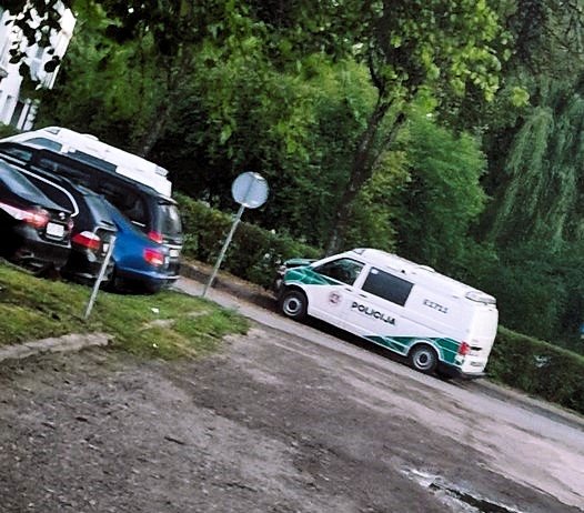 Telšiuose policijos pareigūnai sudaužė tarnybinį automobilį