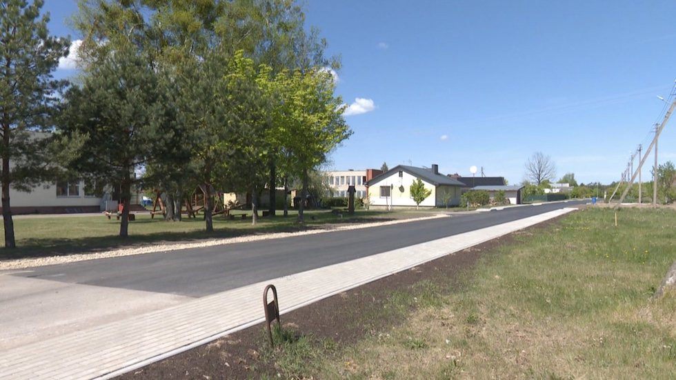 Išasfaltuota Neravų kaimo gatvės atkarpa (nuotr. stop kadras)