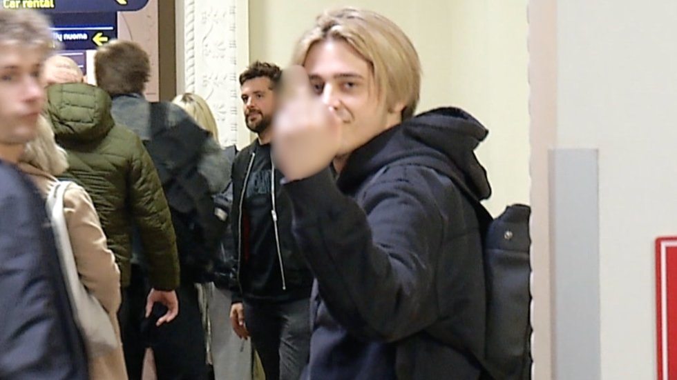 „Katarsio“ atlikėjas Lukas TV3 žinių operatoriui parodė necenzūrinį gestą (nuotr. stop kadras)