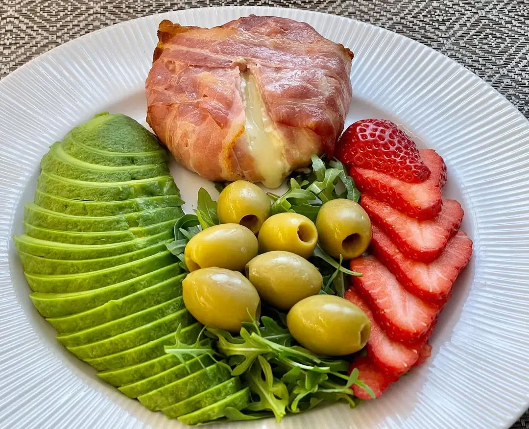 Keptas camembert sūris su šonine