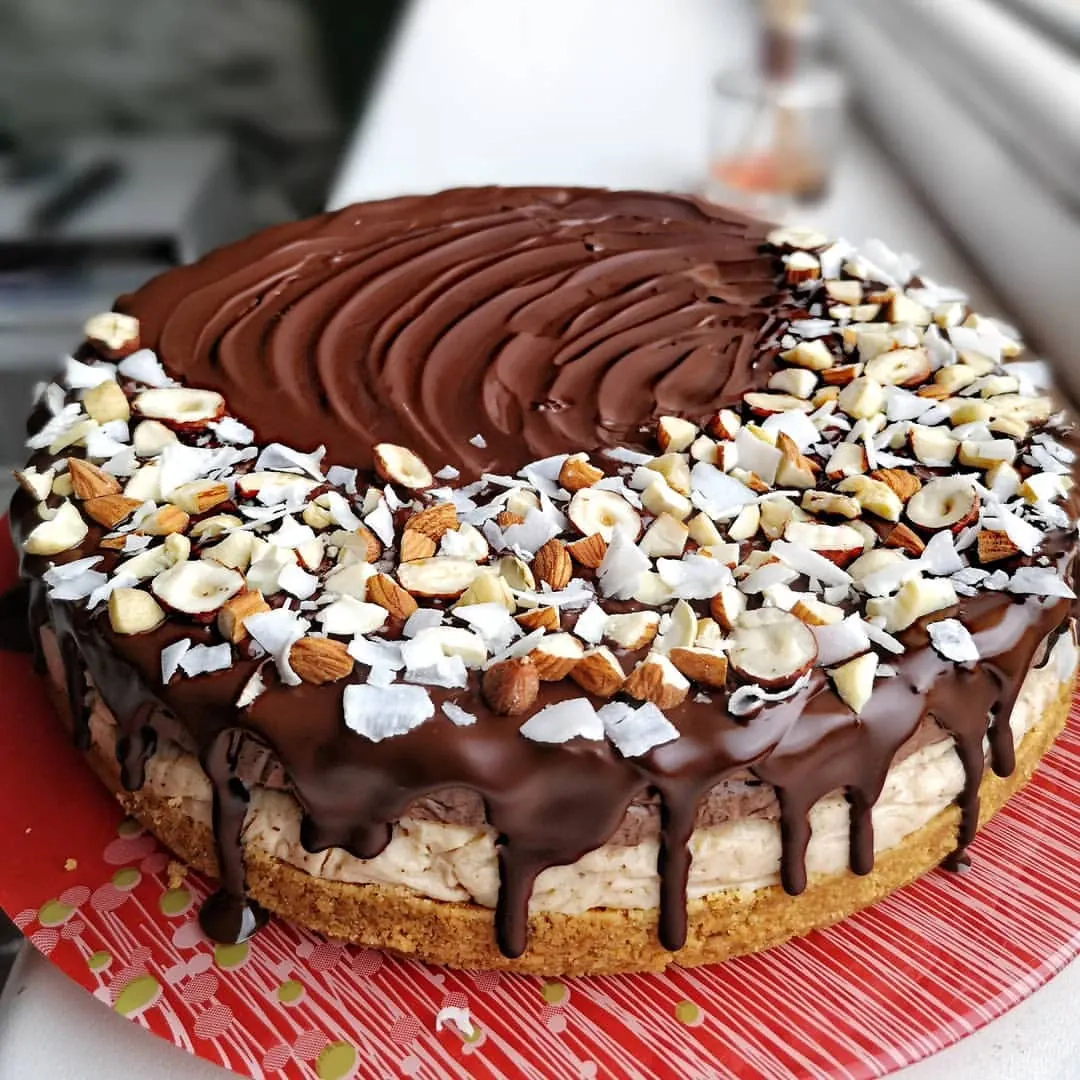Sveikas rikotos ir kokosų tortas su šokolado glajumi