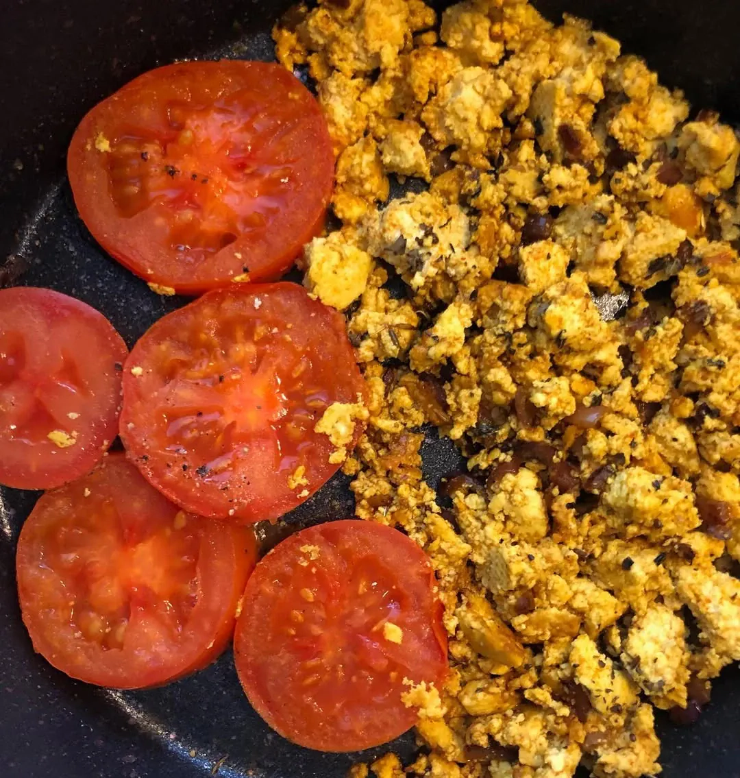 Veganiški trikampiai sumuštiniai su keptu tofu ir pomidorais
