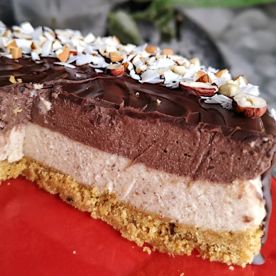 Sveikas rikotos ir kokosų tortas su šokolado glajumi