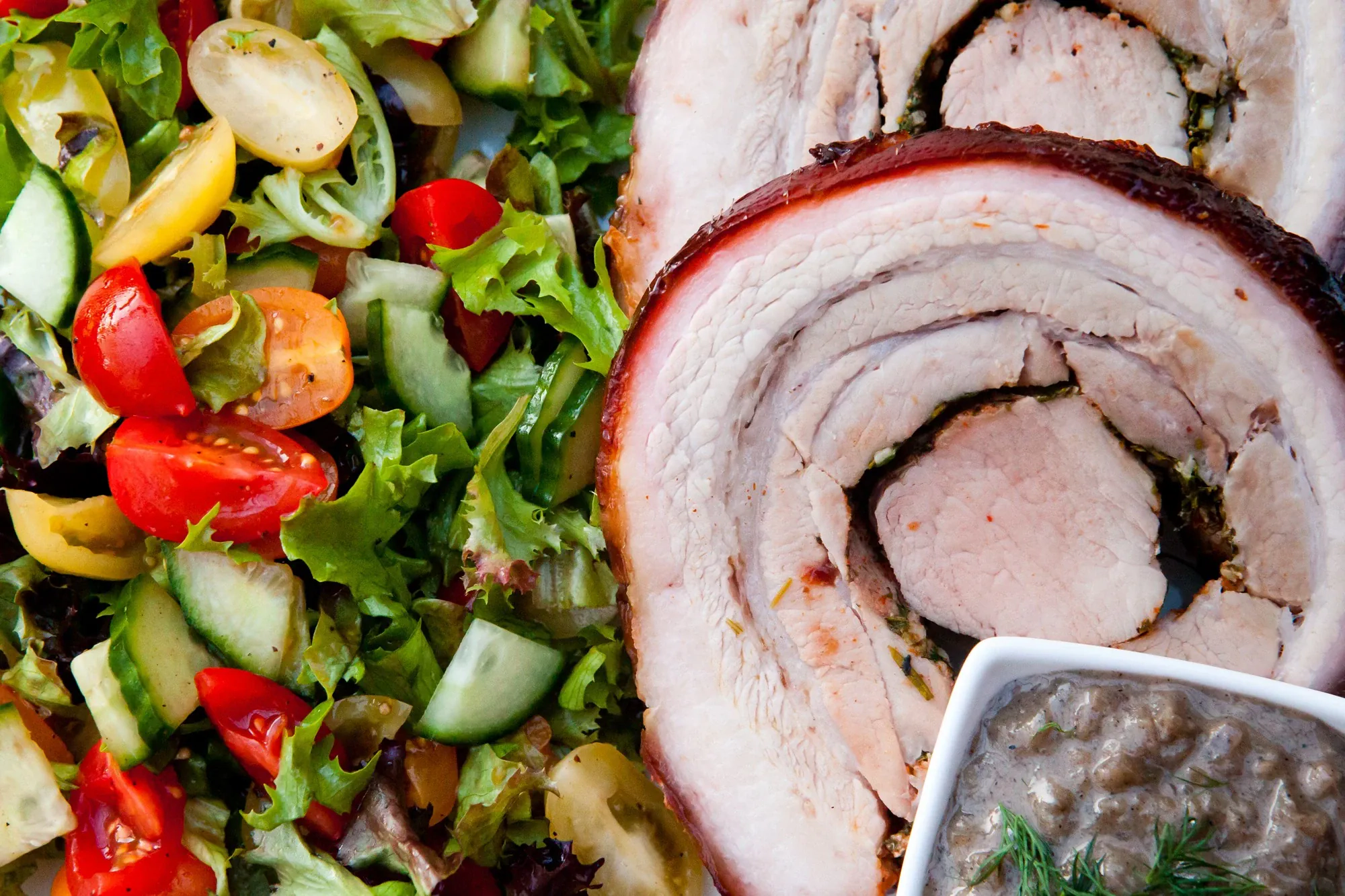 Kiaulienos Porchetta su obuolių padažu, kamado tipo grilyje
