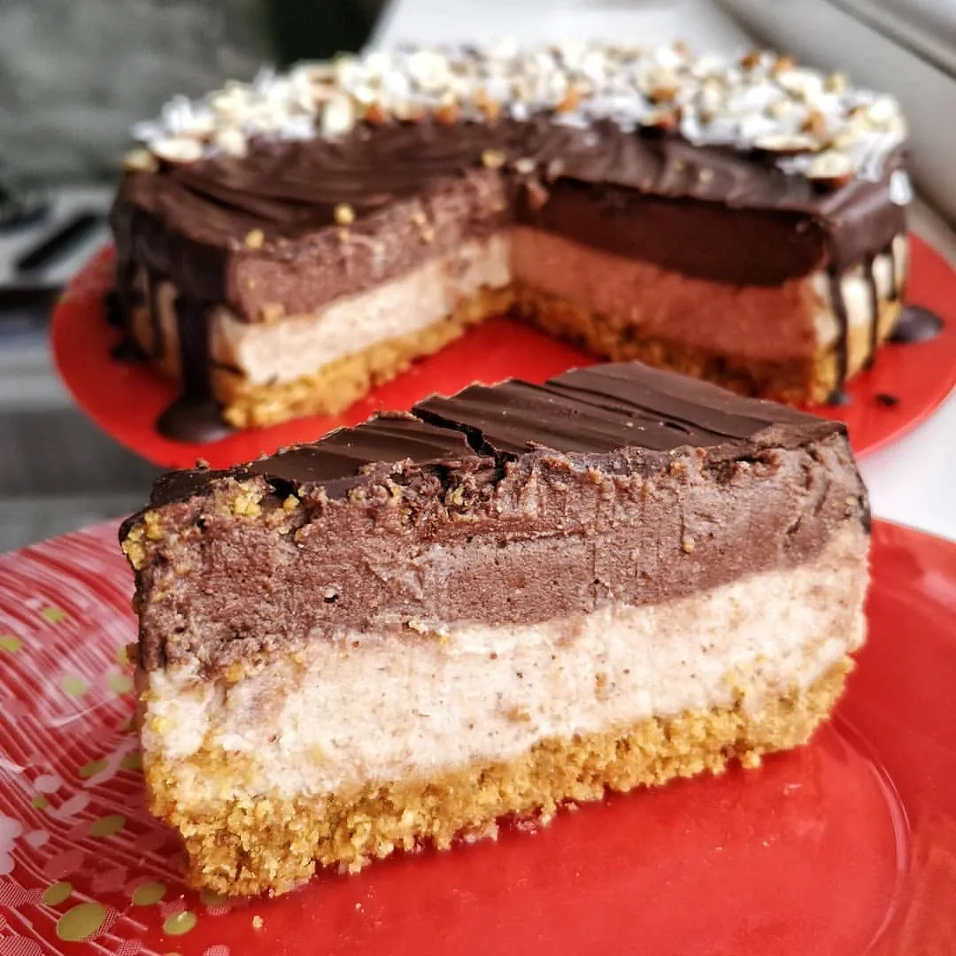 Sveikas rikotos ir kokosų tortas su šokolado glajumi