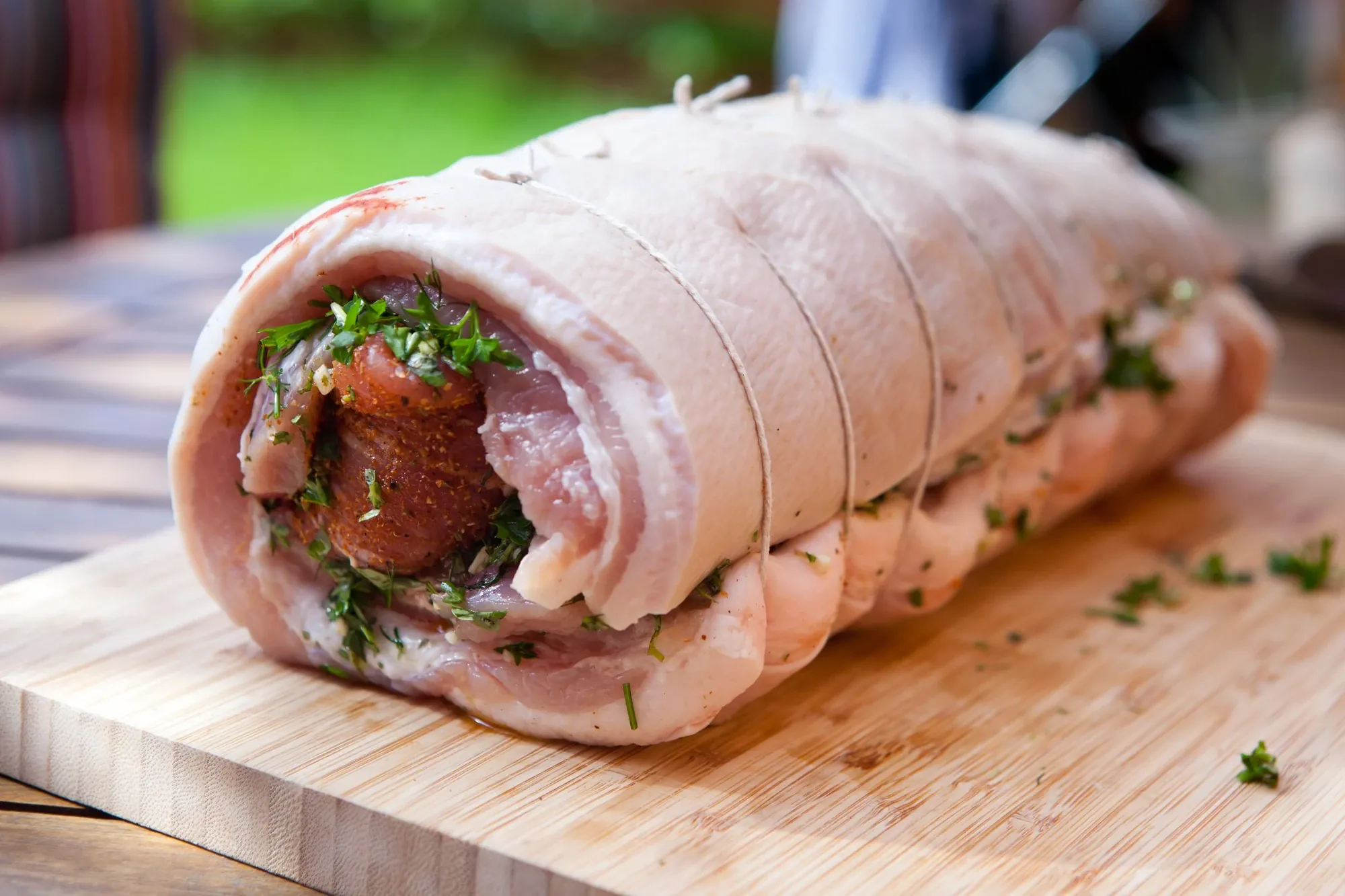 Kiaulienos Porchetta su obuolių padažu, kamado tipo grilyje