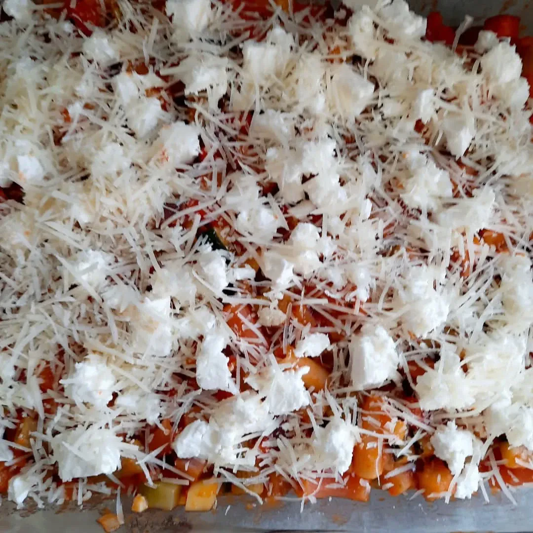 Prancūziško daržovių troškinio užkepėlė su makaronais
