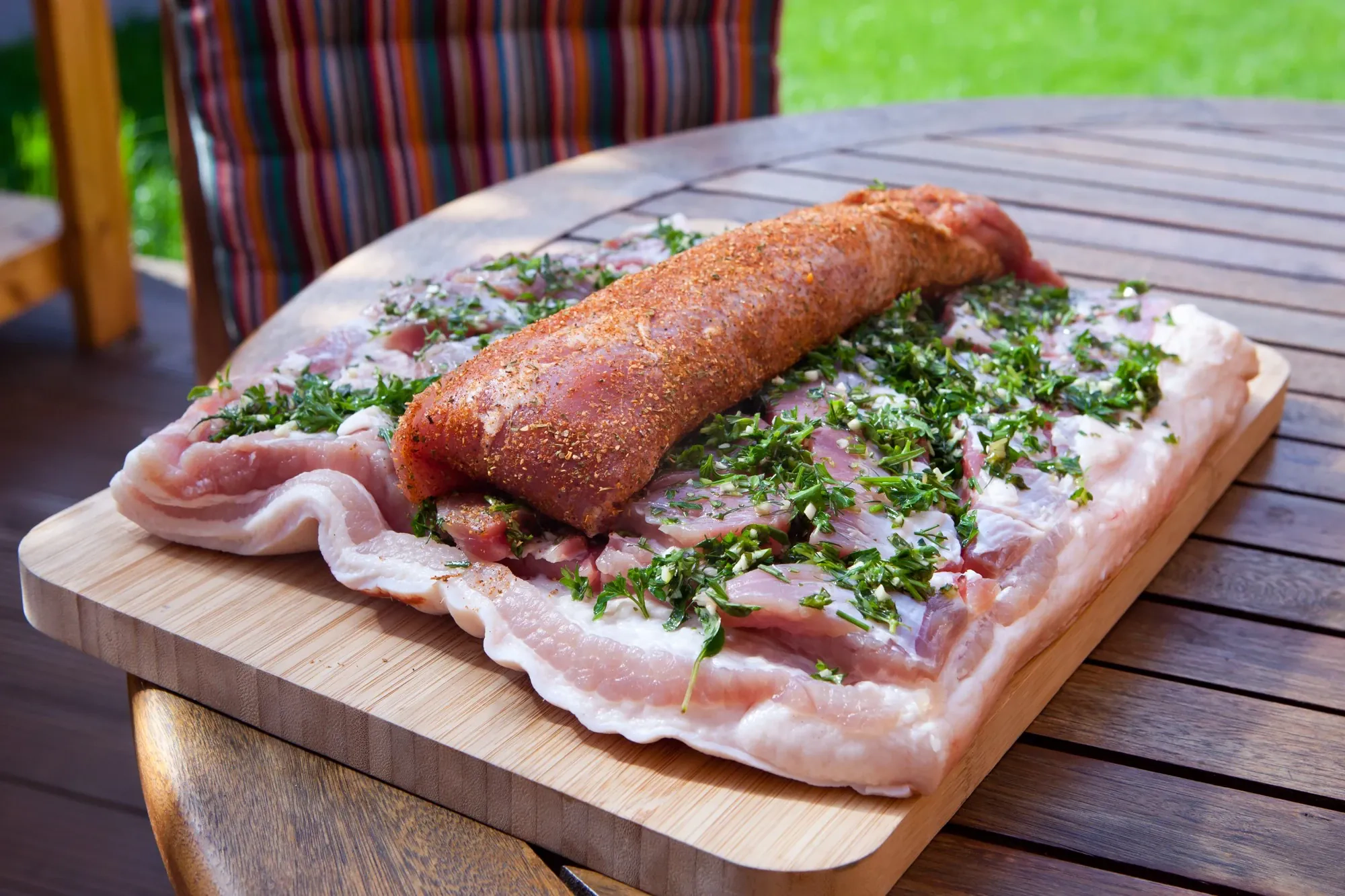 Kiaulienos Porchetta su obuolių padažu, kamado tipo grilyje