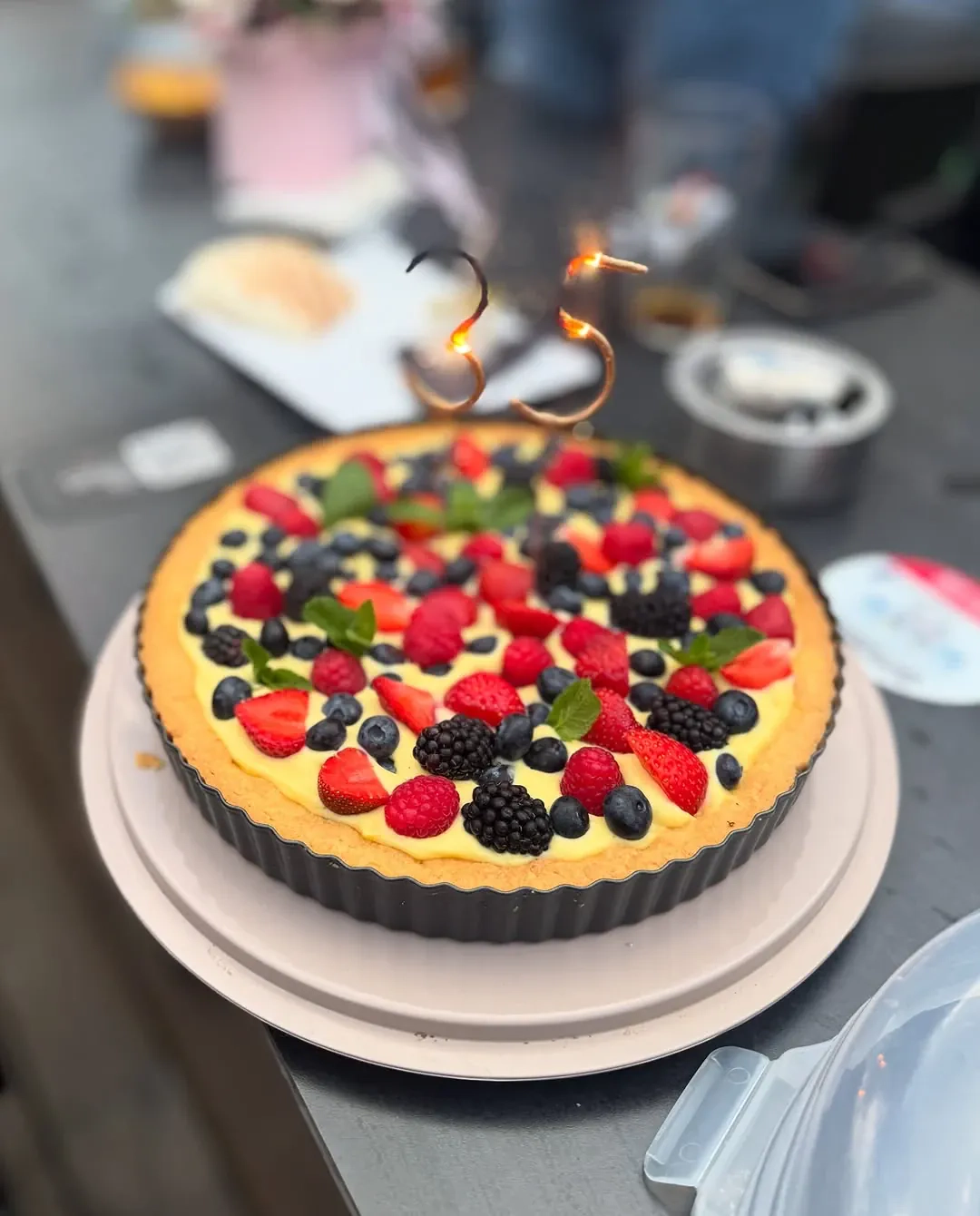 Prancūziška tarta su plikytu vaniliniu kremu ir uogomis
