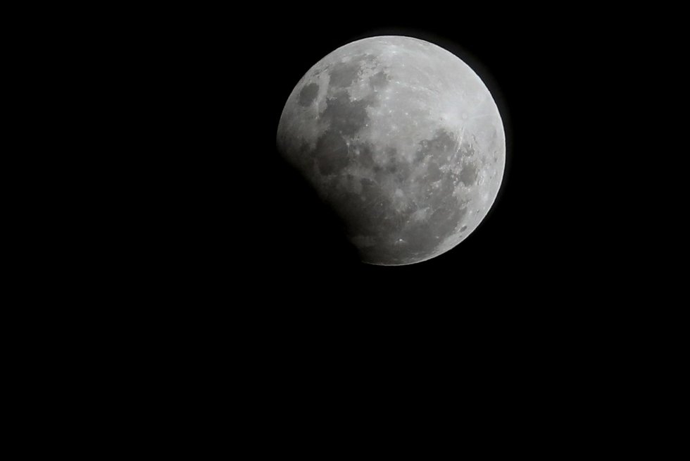 Mėnulis, matomas Pietų Amerikoje (nuotr. SCANPIX) Mėnulis, matomas Pietų Amerikoje (nuotr. SCANPIX)