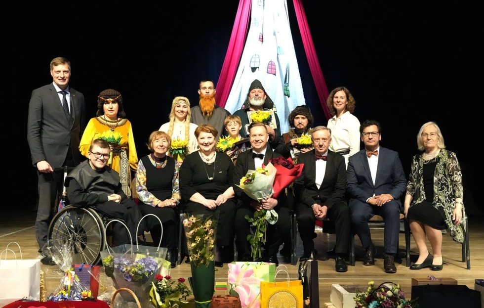 Arūnas Narauskas su teatro grupe (nuotr. asm. archyvo) Arūnas Narauskas su teatro grupe (nuotr. asm. archyvo)