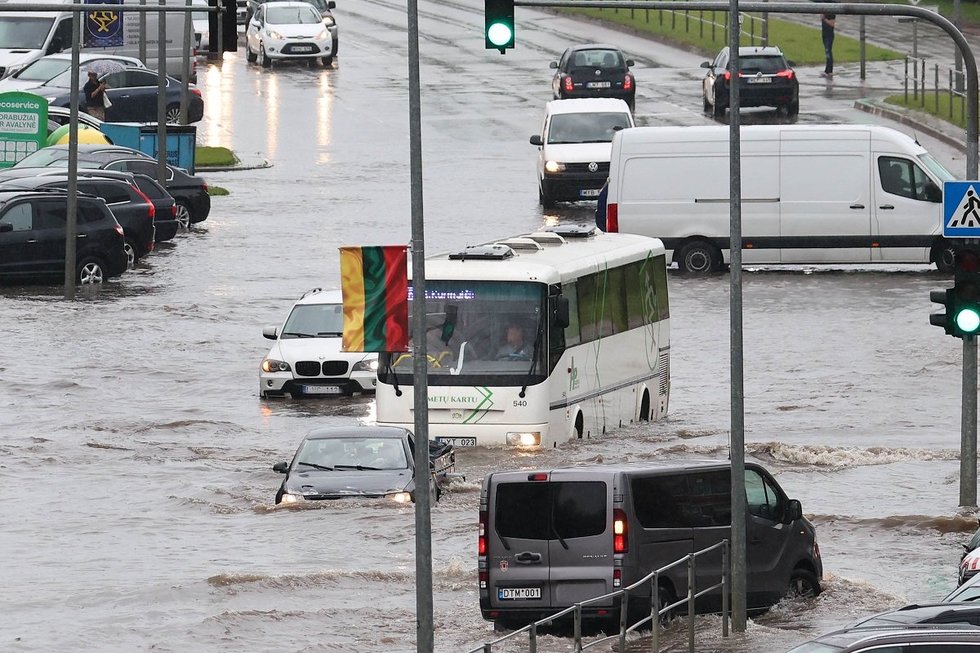 Mažeikius skandino stipri liūtis (nuotr. Kazimiero Paulausko, Mažeikių rajono savivaldybė) Mažeikius skandino stipri liūtis (nuotr. Kazimiero Paulausko, Mažeikių rajono savivaldybė)