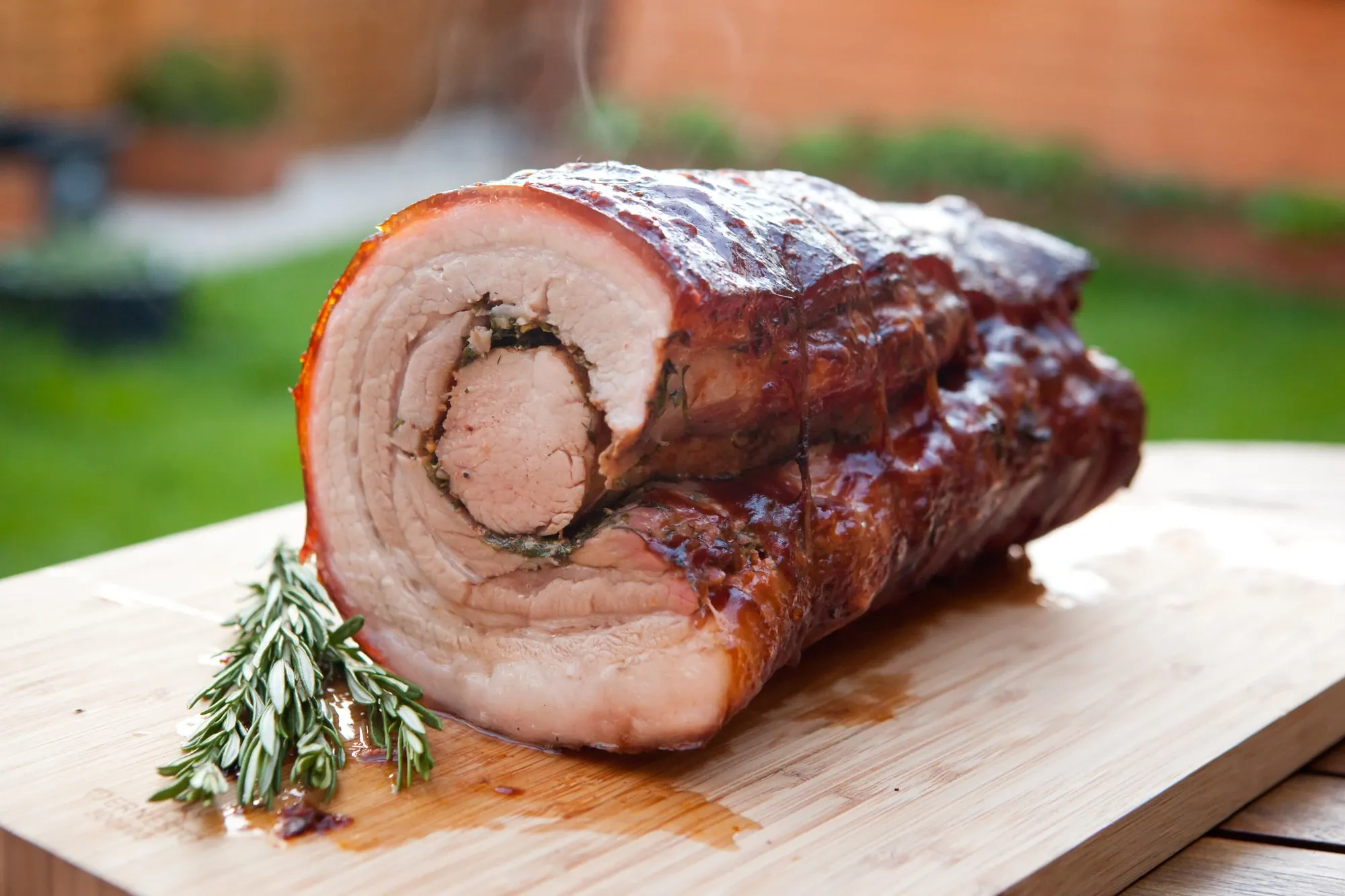 Kiaulienos Porchetta su obuolių padažu, kamado tipo grilyje