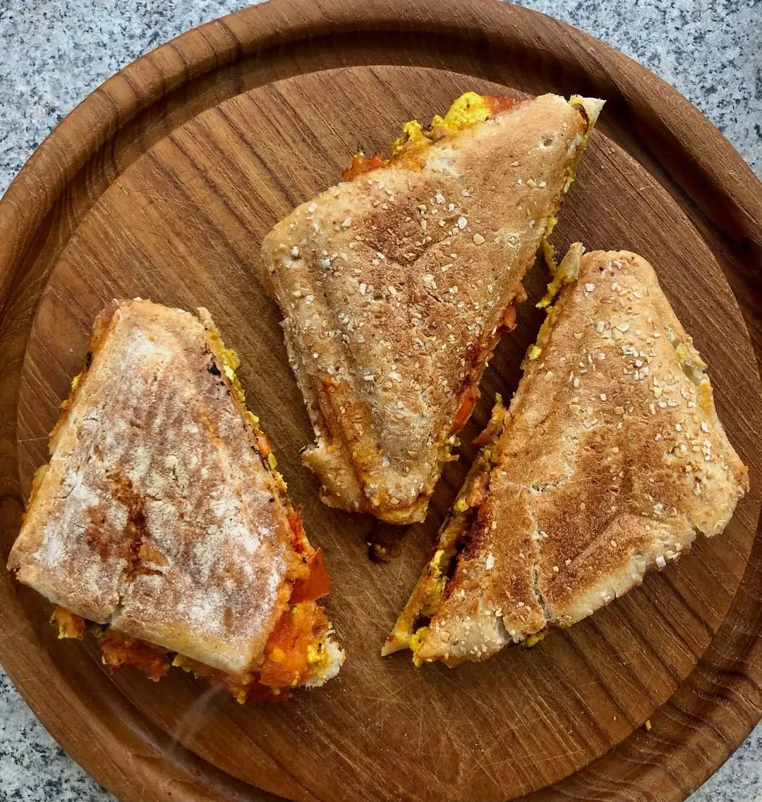 Veganiški trikampiai sumuštiniai su keptu tofu ir pomidorais