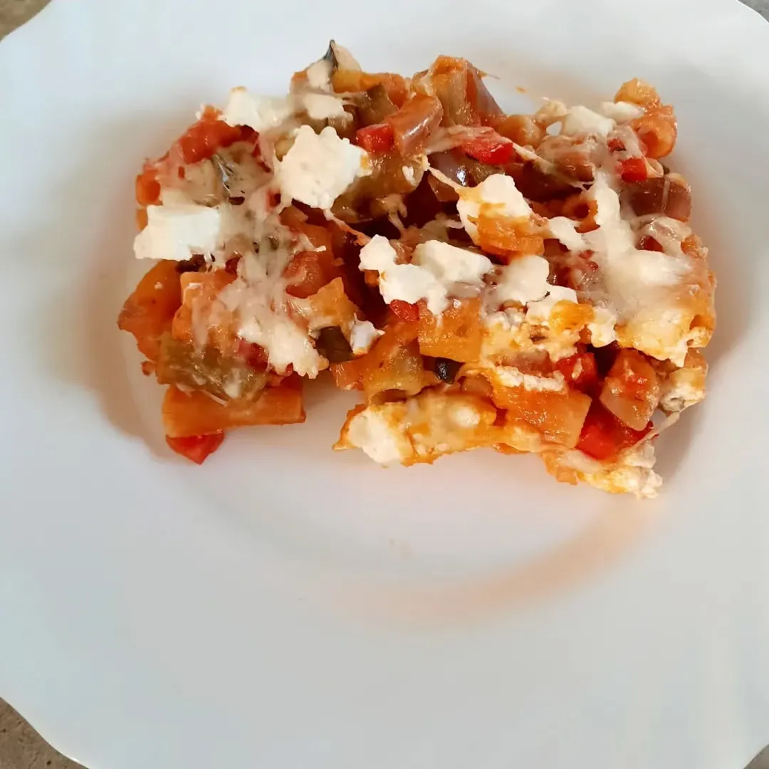 Prancūziško daržovių troškinio užkepėlė su makaronais