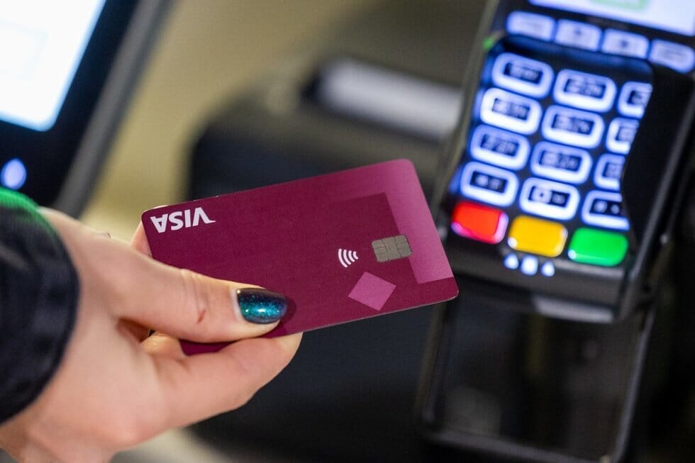 Atsiskaitymas kortele (nuotr. Elta)