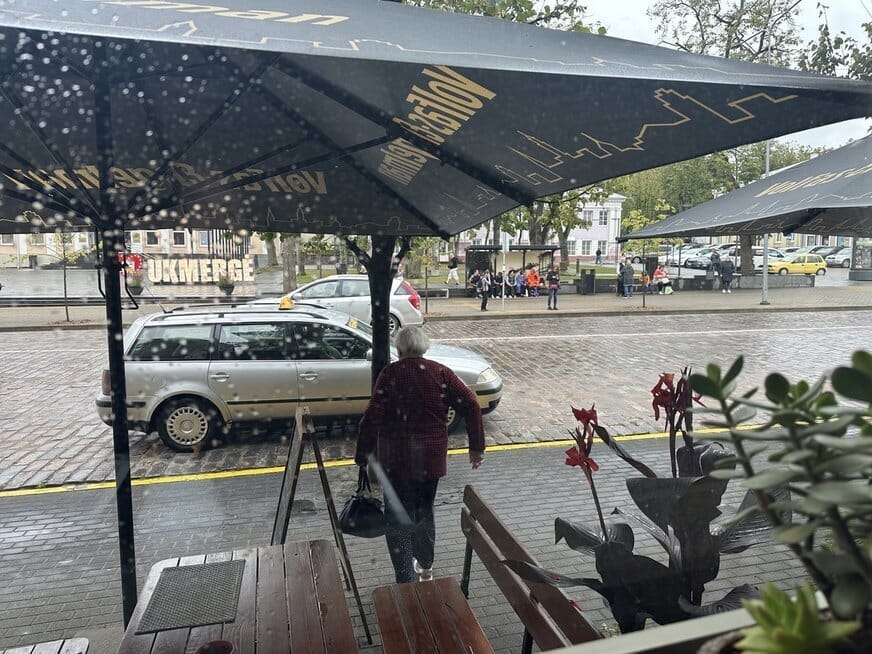 Ukmergiškis padėjo taksi stabdžiusiai senjorei (nuotr. Ukmergės žinios) Ukmergiškis padėjo taksi stabdžiusiai senjorei (nuotr. Ukmergės žinios)