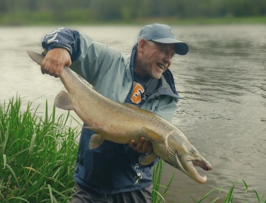 Paulius Korsakas su pagauta lašiša (nuotr. stop kadras)