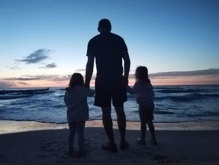 Tėvas su dukromis (nuotr. soc. tinklų)