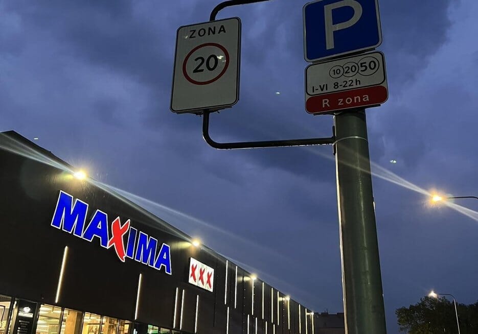 Mokama stovėjimo aikštelė prie „Maximos“ parduotuvės (skaitytojo nuotr. iš „Facebook“) Mokama stovėjimo aikštelė prie „Maximos“ parduotuvės (skaitytojo nuotr. iš „Facebook“)
