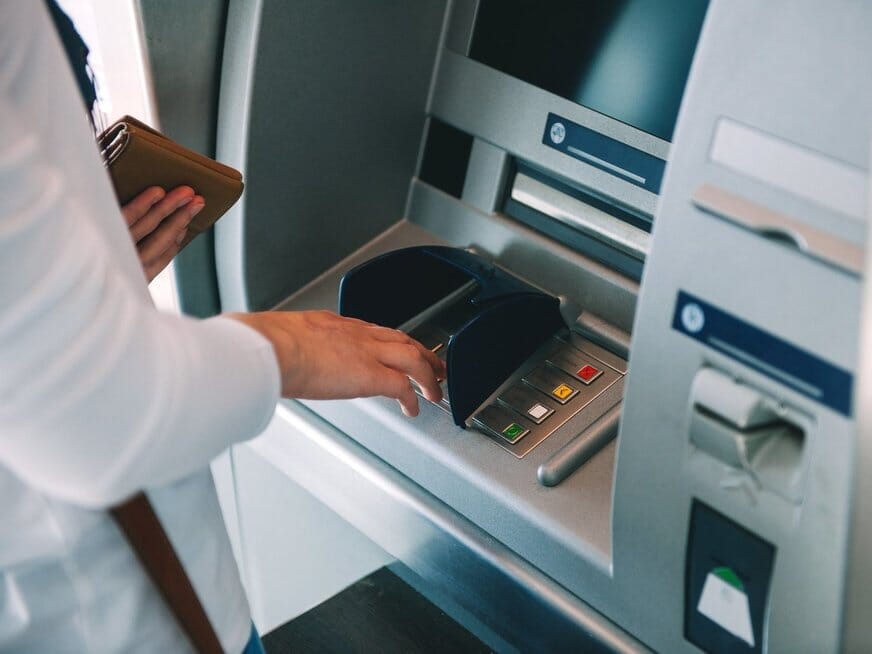 Bankas, bankomatas, pinigai, kortelė (123rf.com nuotr.)