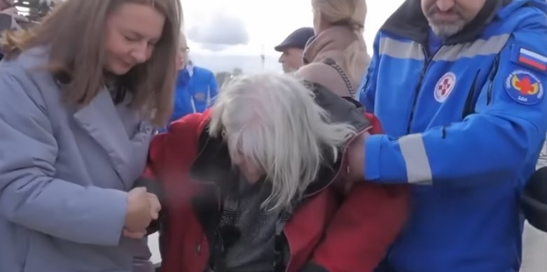 Latvija deportavo 75-erių rusę: išlaikė kalbos egzaminą, bet ne saugumo patikrinimą (nuotr. „YouTube“) (nuotr. stop kadras) Latvija deportavo 75-erių rusę: išlaikė kalbos egzaminą, bet ne saugumo patikrinimą (nuotr. „YouTube“) (nuotr. stop kadras)