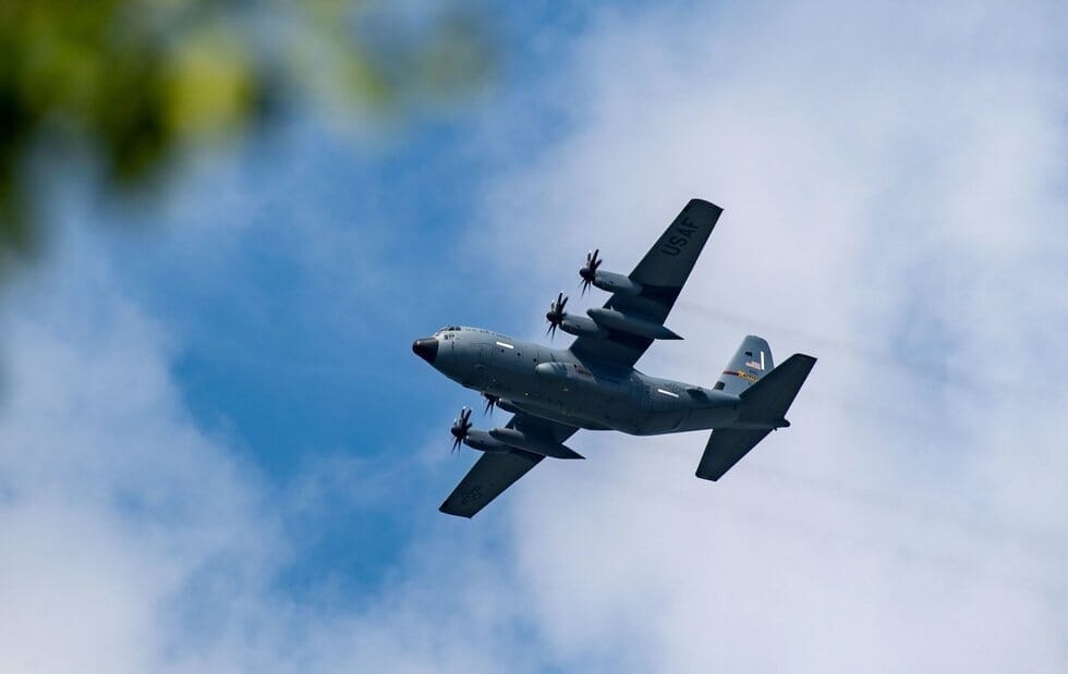 Vokietijoje apšaudytas Bundesvero lėktuvas: tyrėjai neatmeta tyčinio išpuolio (nuotr. SCANPIX) Vokietijoje apšaudytas Bundesvero lėktuvas: tyrėjai neatmeta tyčinio išpuolio (nuotr. SCANPIX)