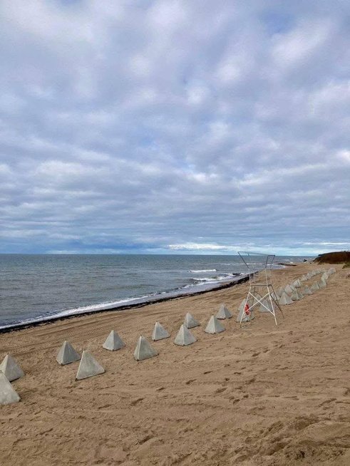 Karinių jūrų pajėgų organizuojamoms pratyboms „Audros smūgis 2025“ įrengiamos inžinerinės kliūtys „drakono dantys“ (nuotr. socialinių tinklų)