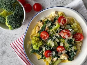 Greiti makaronai su vištiena, špinatais ir brokoliais grietinėlės padaže