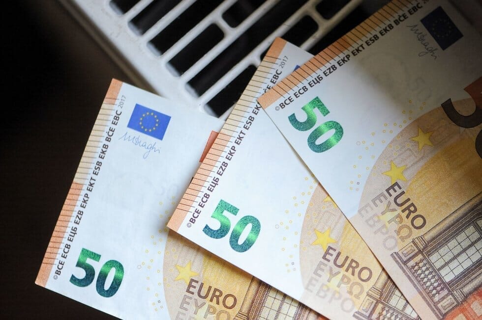 Eurai, pinigai (nuotr. Fotodiena/Viltės Domkutės)