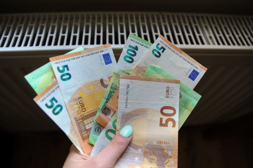 Eurai, pinigai (nuotr. Fotodiena/Viltės Domkutės)