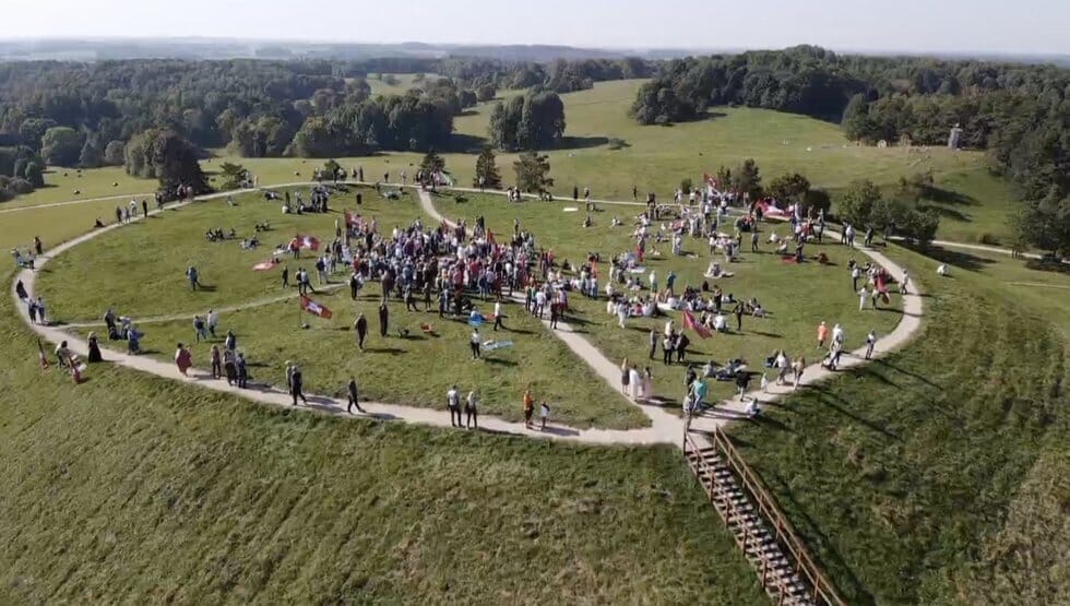 Lietuvoje susibūrė sektą primenanti organizacija: neigia Konstituciją ir nepriklausomybę, žada atsisakyti pilietybių (nuotr. stop kadras)