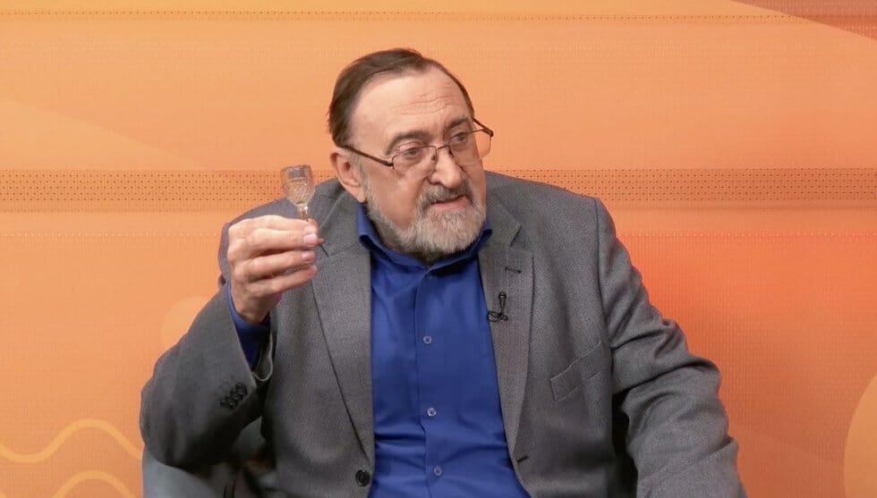 Istorikas Algirdas Jakubčionis rodo, iš kokio dydžio stikliukų buvo gerta tarpukariu (nuotr. tv3.lt)