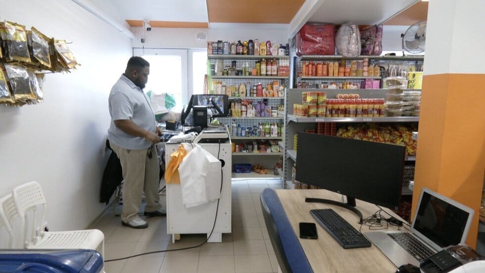 Darbo migrantai į Lietuvą galės atsivežti ir savo šeimas – yra vos keli kriterijai (nuotr. stop kadras) Darbo migrantai į Lietuvą galės atsivežti ir savo šeimas – yra vos keli kriterijai (nuotr. stop kadras)