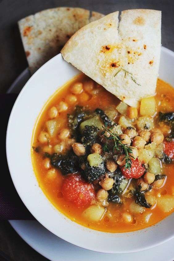 Sriuba su avinžirniais ir špinatais