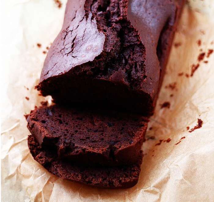 Drėgnas šokoladinis pyragas su razinomis