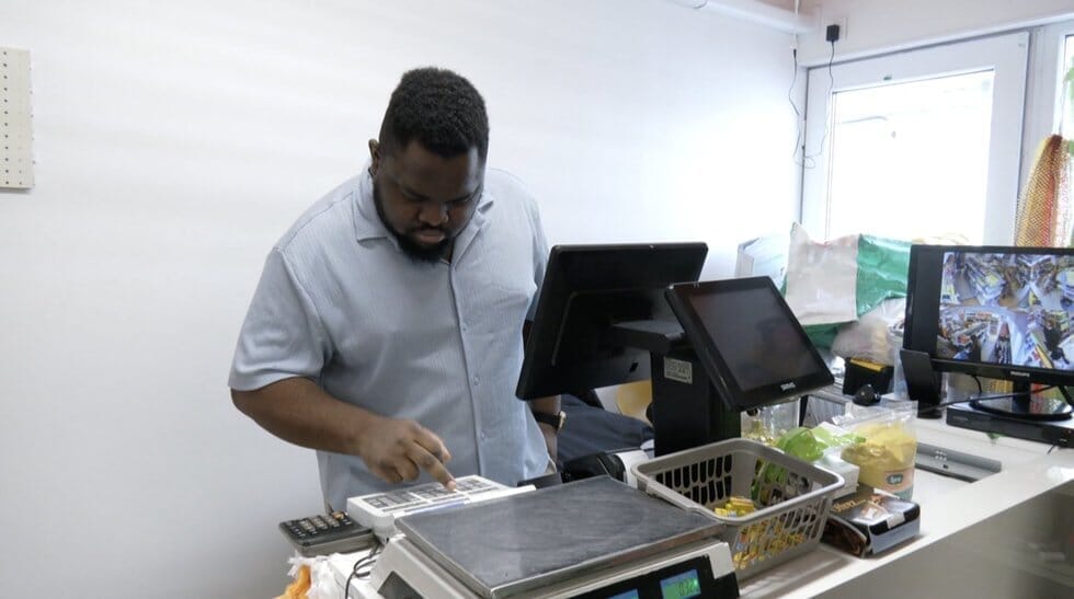 Darbo migrantai į Lietuvą galės atsivežti ir savo šeimas – yra vos keli kriterijai (nuotr. stop kadras) Darbo migrantai į Lietuvą galės atsivežti ir savo šeimas – yra vos keli kriterijai (nuotr. stop kadras)