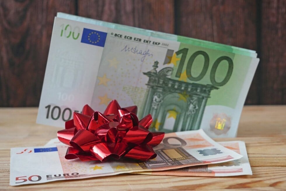 Dovana, dovanos, pinigai, eurai, mokesčiai (123rf.com nuotr.)