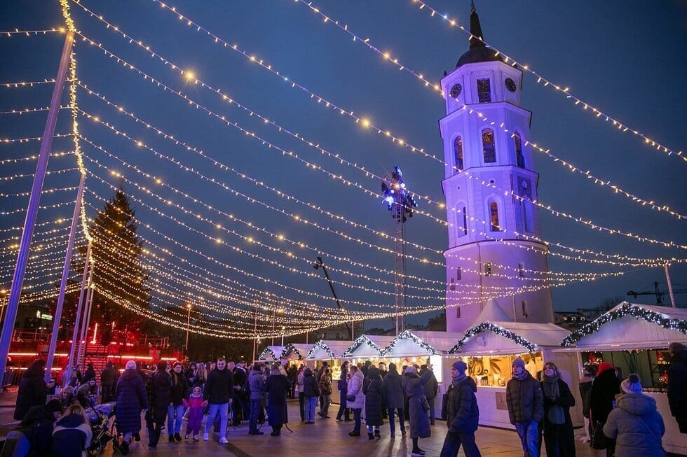 Žmonės plūsta į Vilniaus Kalėdų eglutės įžiebimą. ELTA / Orestas Gurevičius