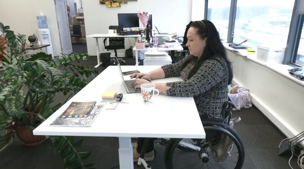 Tūkstančiai neįgaliųjų atsidūrė nepavydėtinoje situacijoje: gresia masiniai atleidimai (nuotr. stop kadras)