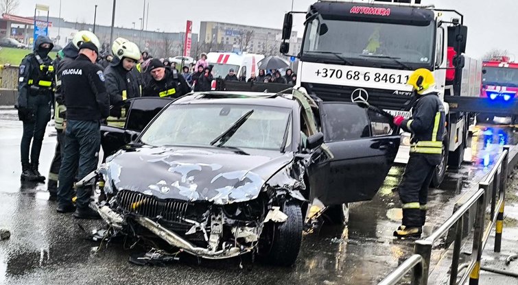 Gelbėtojai iš upės išraukė BMW automobilį (nuotr. tv3.lt)