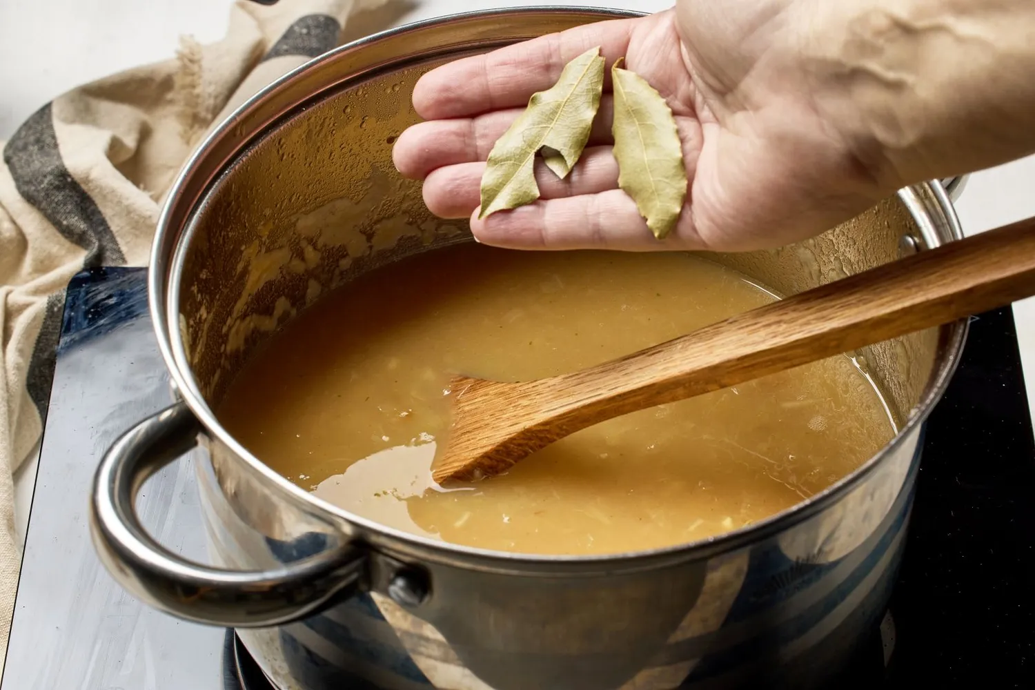 Kiek laiko laikyti lauro lapus sriuboje