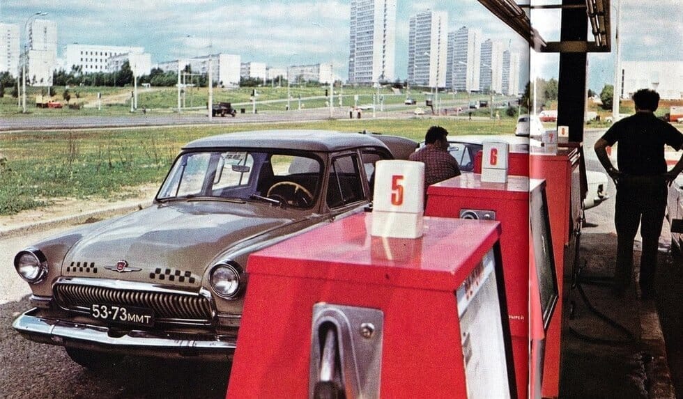 Sovietinė aplinka: gamyklos, degalinės ir kolūkiai (Wikimedia.org)