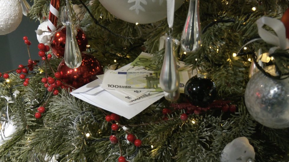 Darbdavių dovanos ir premijos per šventes: kodėl dažnas darbuotojas lieka nusivylęs? (nuotr. stop kadras)